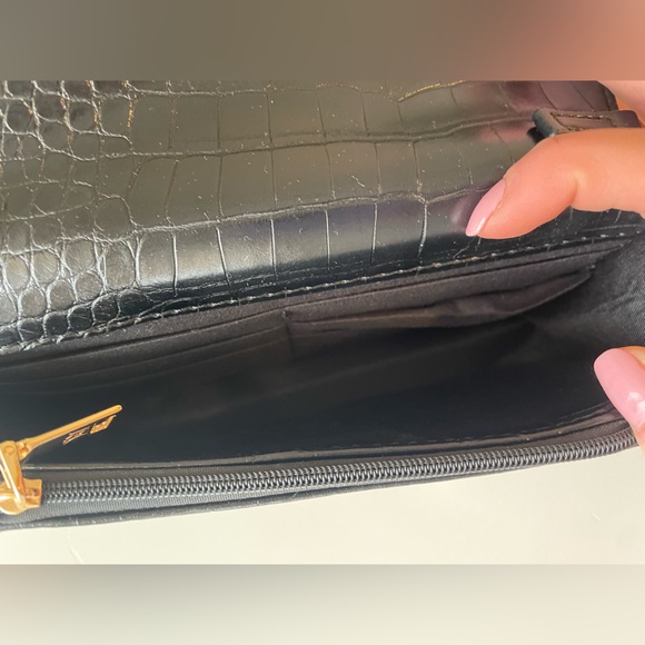 NWT BADGLEY MISCHKA Croco Crossbody with Logo Plate in Black - Picture 8 of 9